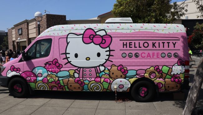 hello kitty cafe teherautó